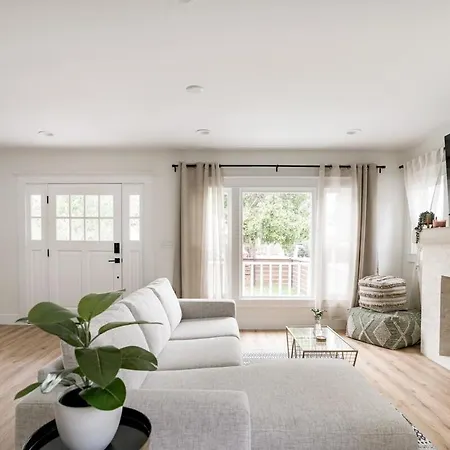 Charming Hollywood Bungalow With Private Parking